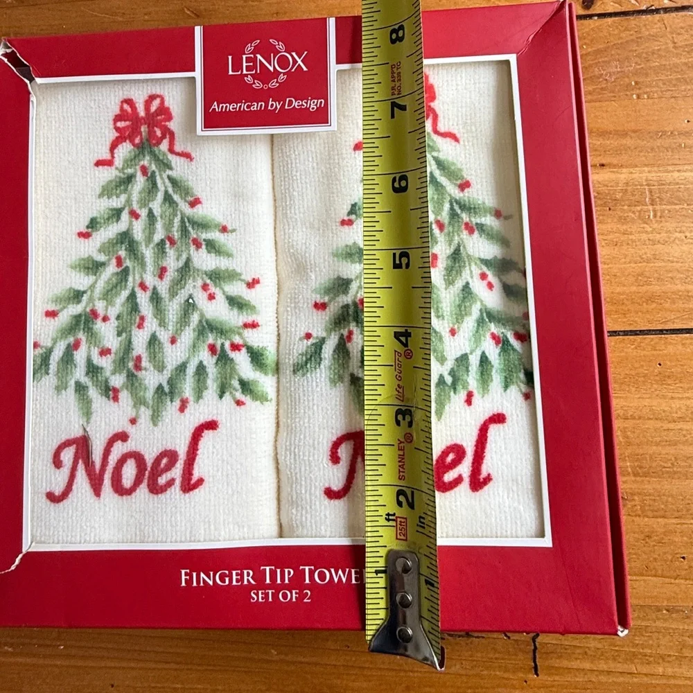 The Lenox American By Design Finger Tip Holiday Holly Towel Set of 2